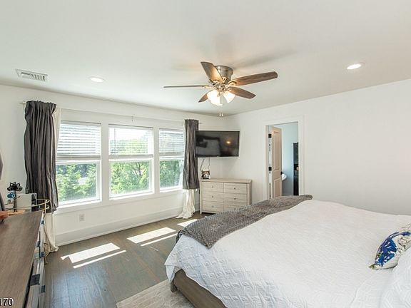 3rd image of 92 Hillcrest Ave