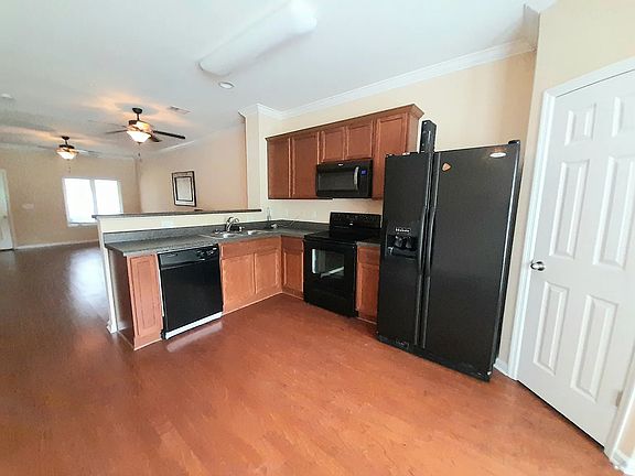 4th image of 2021 Hemlock Dr