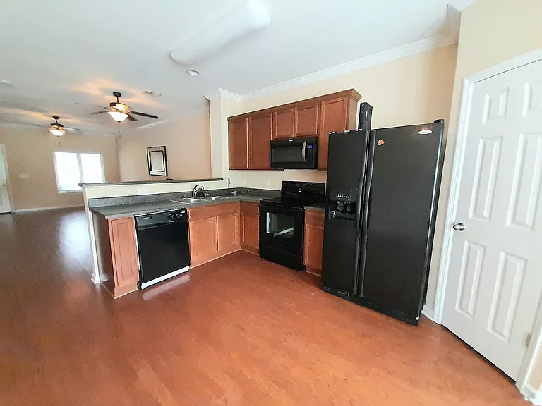 2021 Hemlock Dr — Photo 4