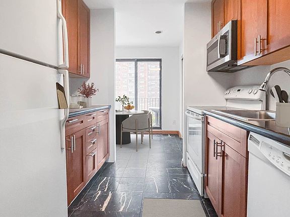 3rd image of 370 W 30th St APT 4