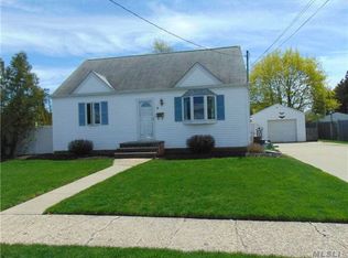 2 Farm Ln, Hicksville, NY 11801