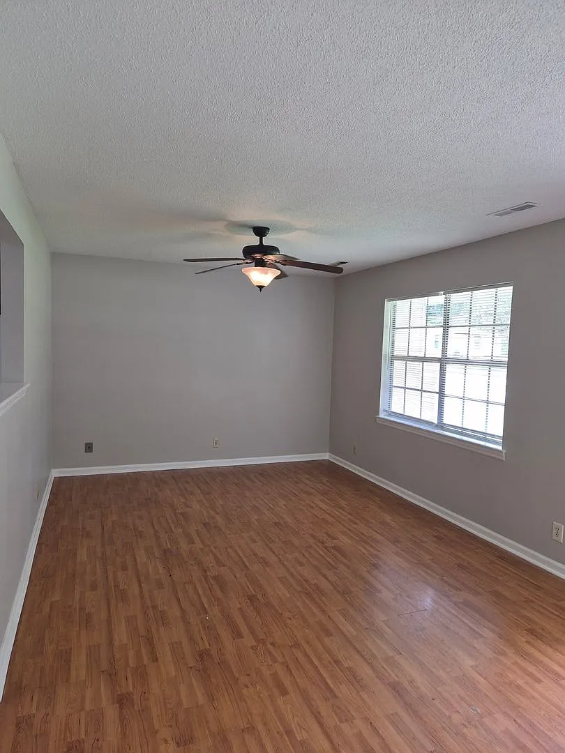 Move-In Ready 2-Bedroom Minutes From Volkswagen, Amazon & Enterprise South! — Photo 2