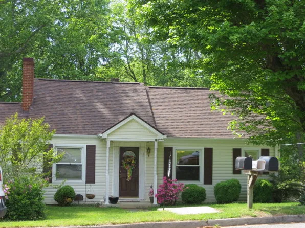 216 Peach St, Chatham, VA 24531