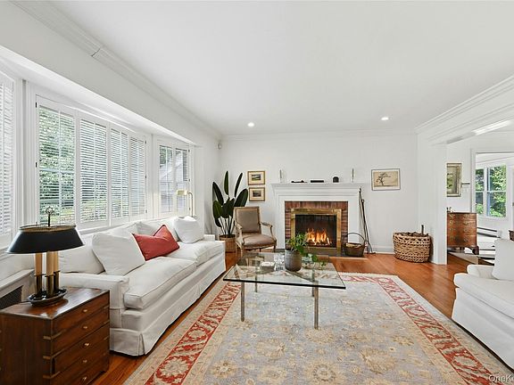 3rd image of 5 Arrowhead Place