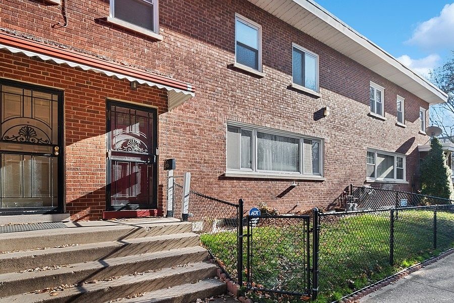 1st image of 1331 W Sherwin Ave #A1