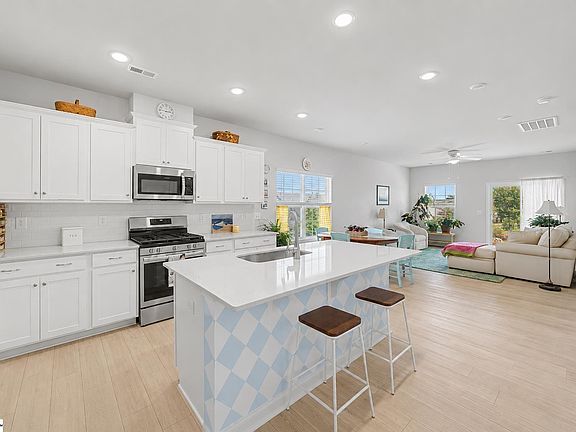5th image of 406 Batten Rd