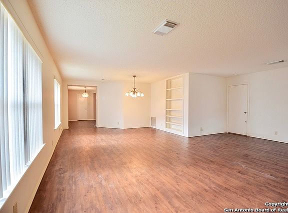 5th image of 7026 Rosefield