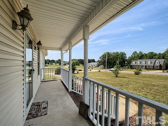 3rd image of 54 Lynn Ln