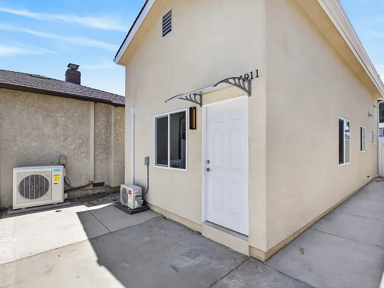 1911 N Manning St — Photo 1