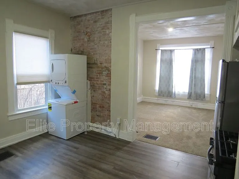 713 W 10th St #1 — Photo 9