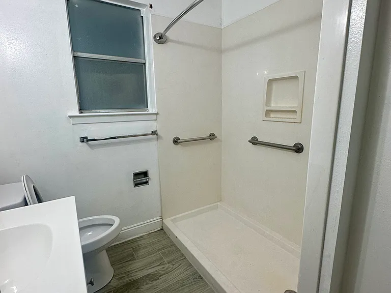 1752 Diane Dr — Photo 2