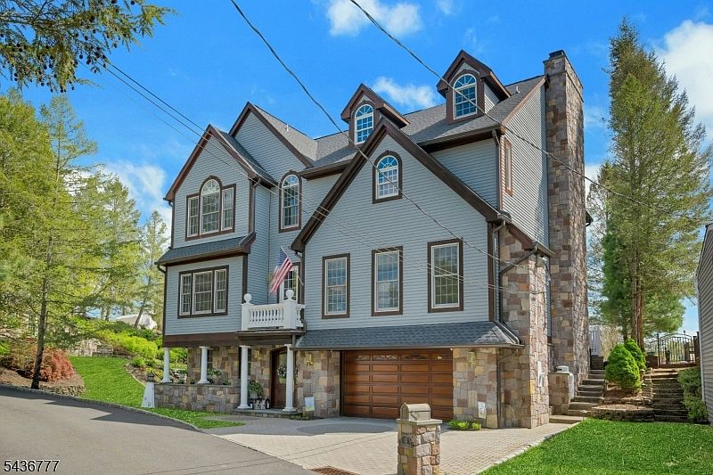 1st image of 10 Oakdale Ave