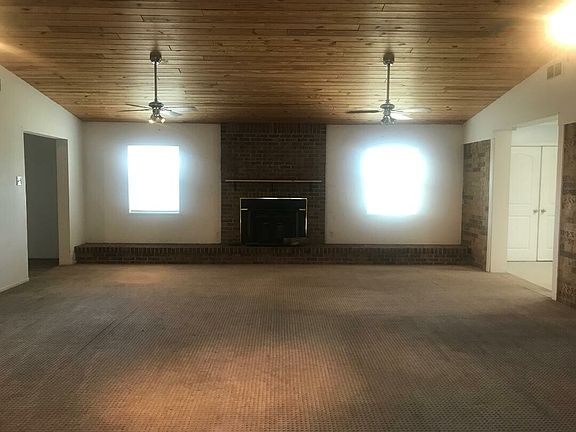 5th image of 121 W Greenbriar Dr
