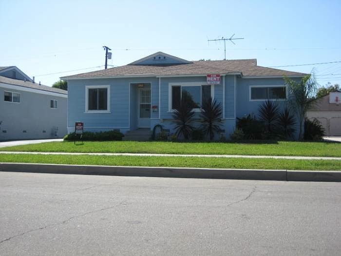 3961 N Los Coyotes