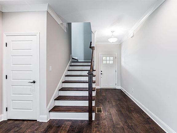 5th image of 547 Providence Ct