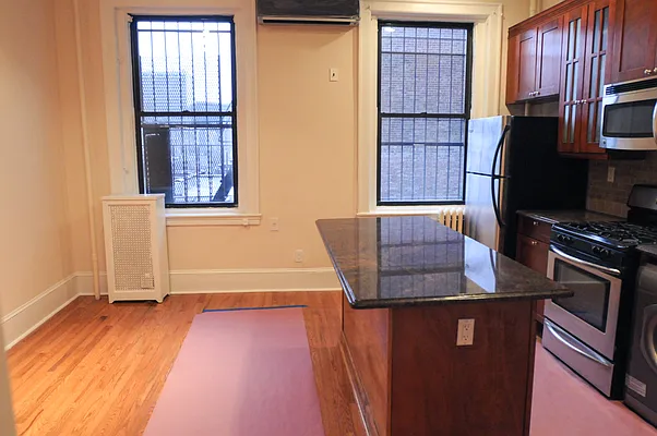 Rented by Perry Associates NYC Inc | media 16