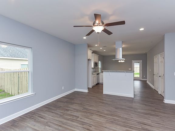 All appliances included (fridge, microwave, oven)