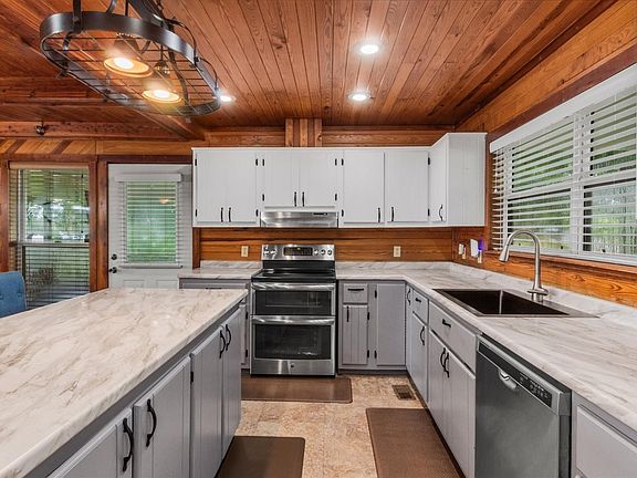 3rd image of 166 Beechview Dr