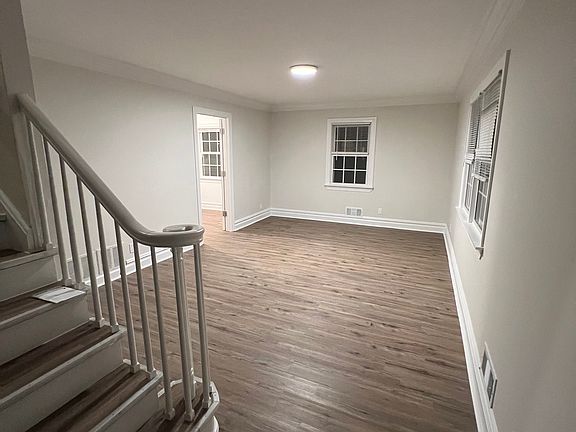 4th image of 35 Pleasant Ave