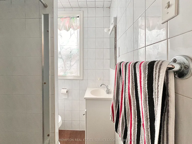 17 Winnifred Ave — Photo 36