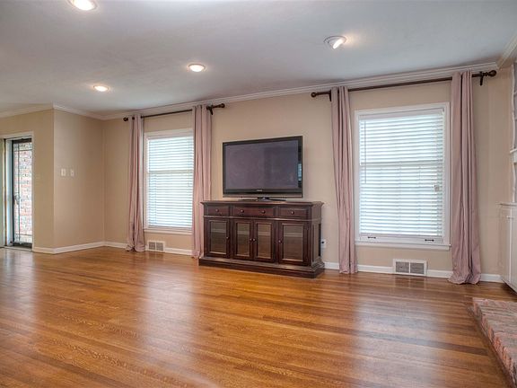 3rd image of 4 N Fernway Dr