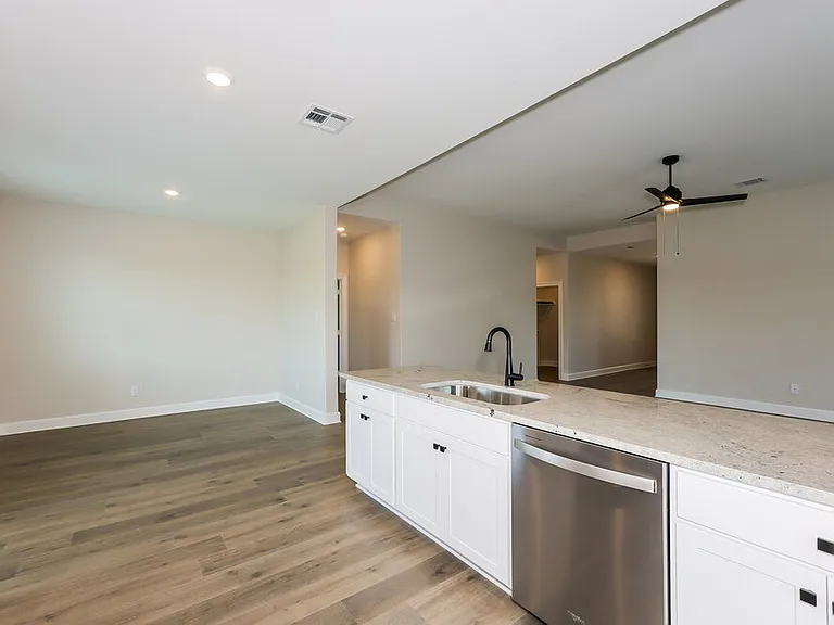 329 Magnolia Blvd — Photo 7