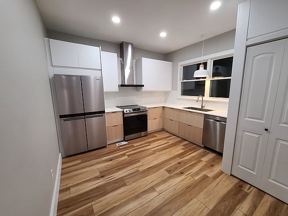 5th image of 114 Young St #2