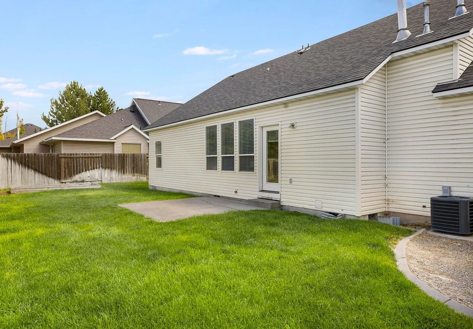 4 bed, 2074 sqft, $2,200 — Photo 4