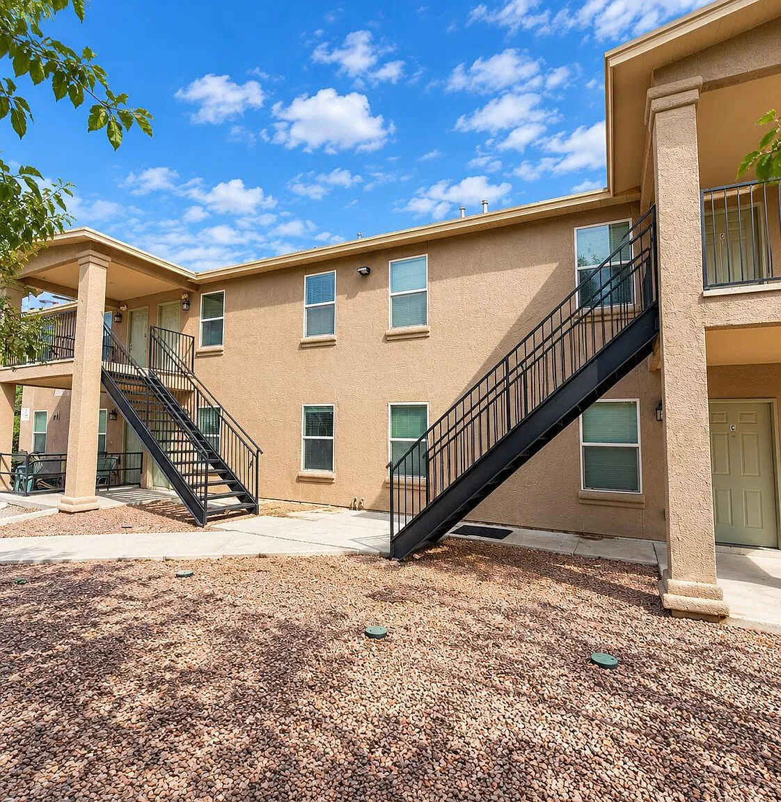 2 bed, 1.0 bath, 651 sqft, $970 — Photo 1