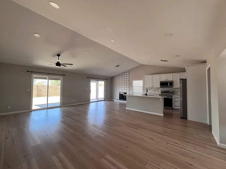 908 W Ross Ave — Photo 3
