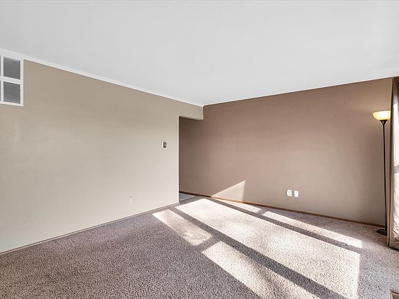 4th image of 1045 Eastview Dr