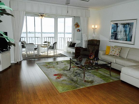 4th image of 1150 SW Chapman Way APT 306