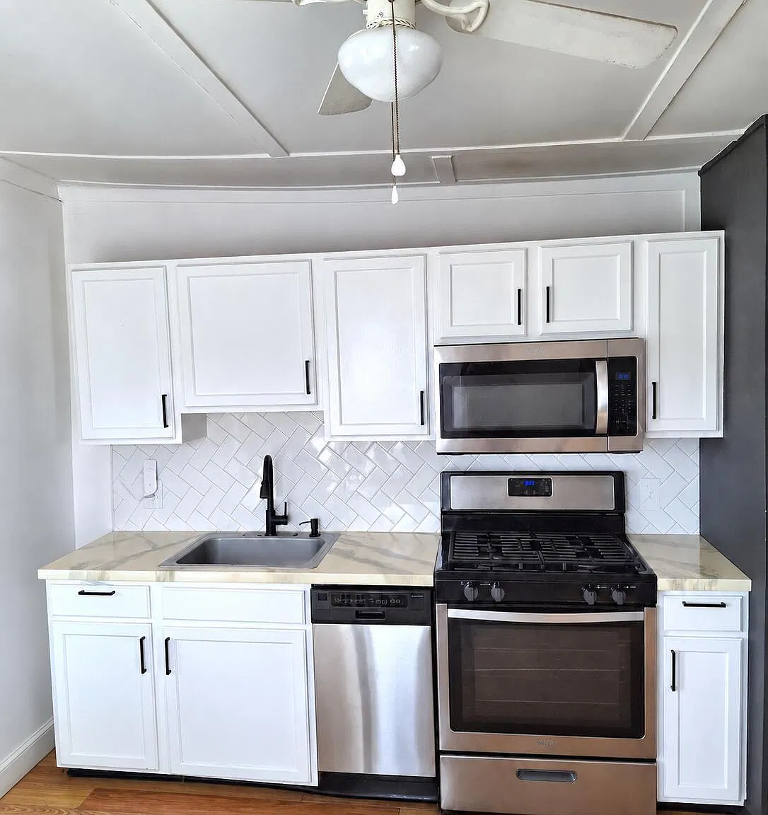 2 bed, 4672 sqft, $3,000 — Photo 1