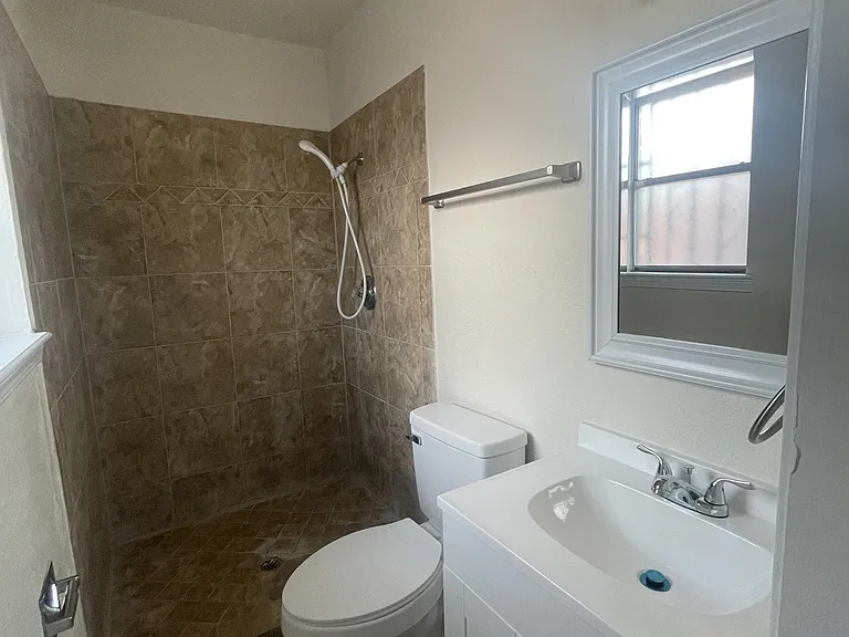 5761 Longview Dr — Photo 17