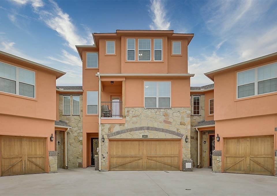 1st image of 2665 Venice Dr Unit 3