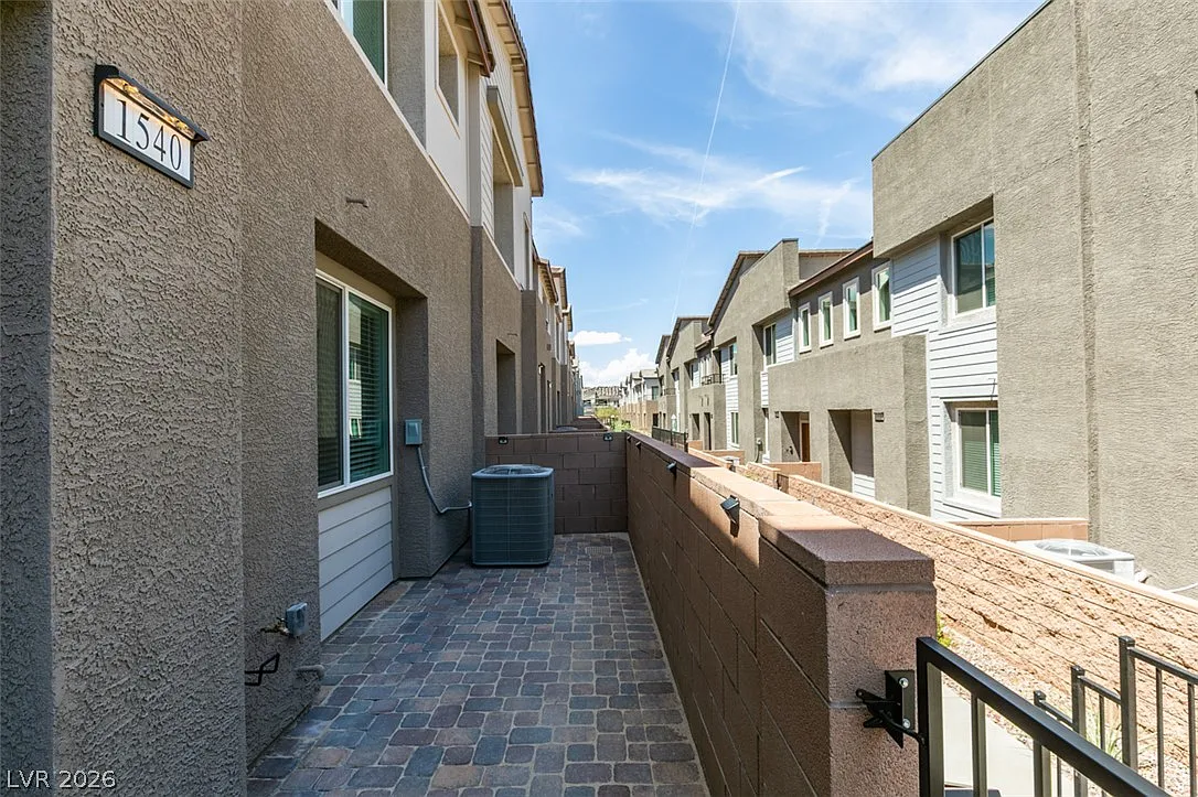 3 bed, 2.5 bath, 1784 sqft, $1,950 — Photo 3