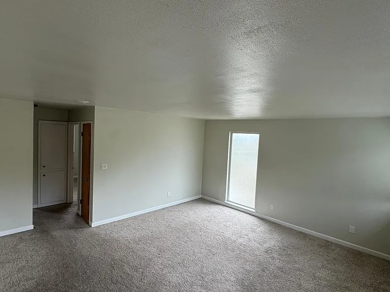 355 SW 10th St — Photo 7
