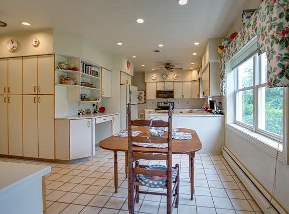 3rd image of 1210 Hillcrest Dr