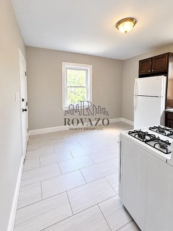 2 bed, 650 sqft, $1,800 — Photo 2