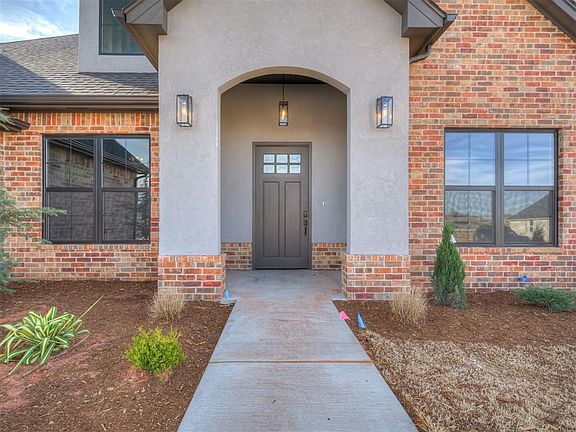 4th image of 2218 W Cole Dr