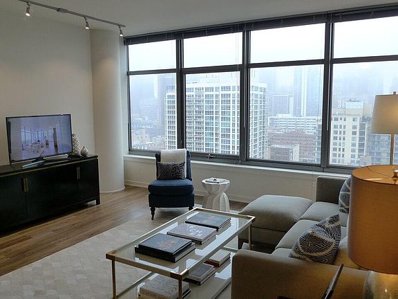 4th image of 365 W Chicago Ave #2104