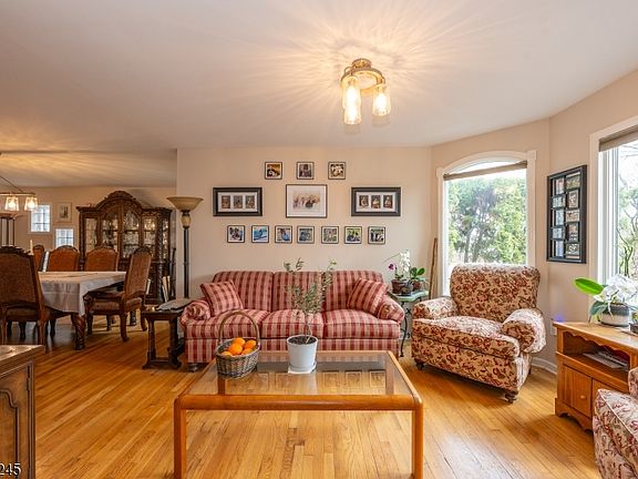 3rd image of 35 Turnberry Rd