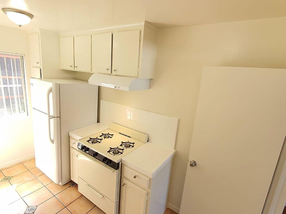1st image of 2828 Rowena Ave #21