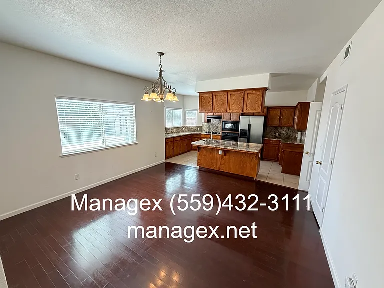 2833 E Cromwell Ave — Photo 8
