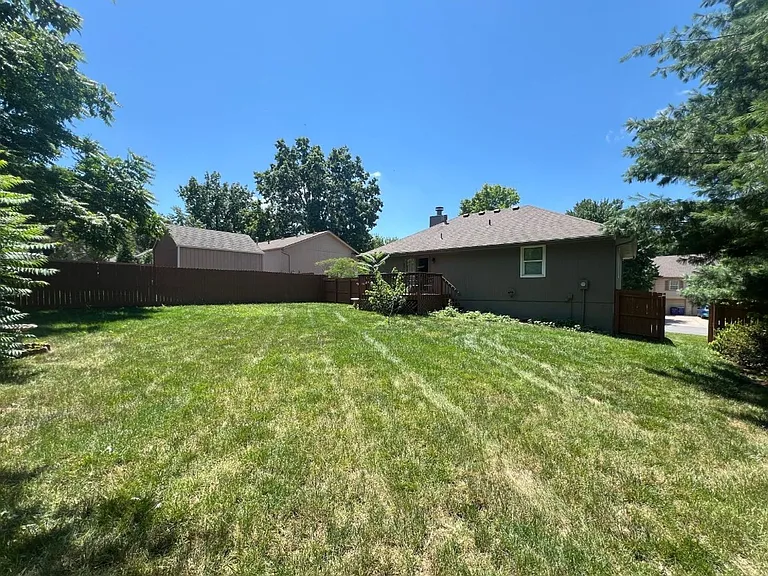 925 NE Carousel Ln — Photo 13