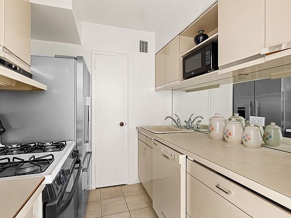 2nd image of 200 E End Ave APT 17N