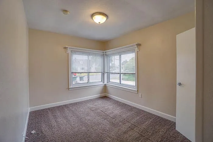 944 Dale St — Photo 13