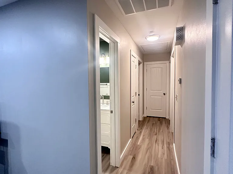 2437 S Kings Ave — Photo 6