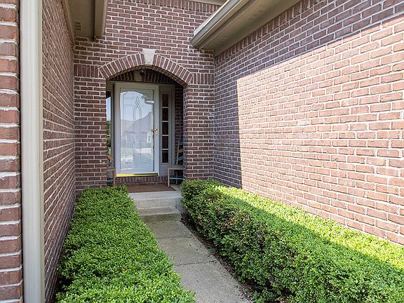 3rd image of 7072 English Oak Dr