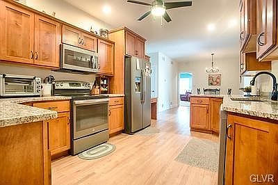 4th image of 329 Hillcrest Ave
